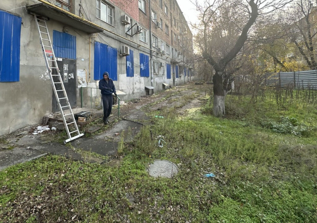 В Ростове усилили защиту аварийного дома на Нариманова от вандалов - фото 1