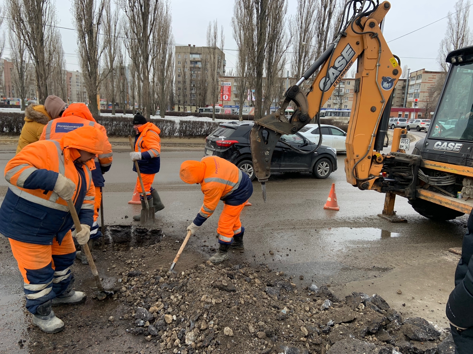 В Воронеже разбирают дорогу из-за прорыва канализации на Остужевском кольце  в январе 2023