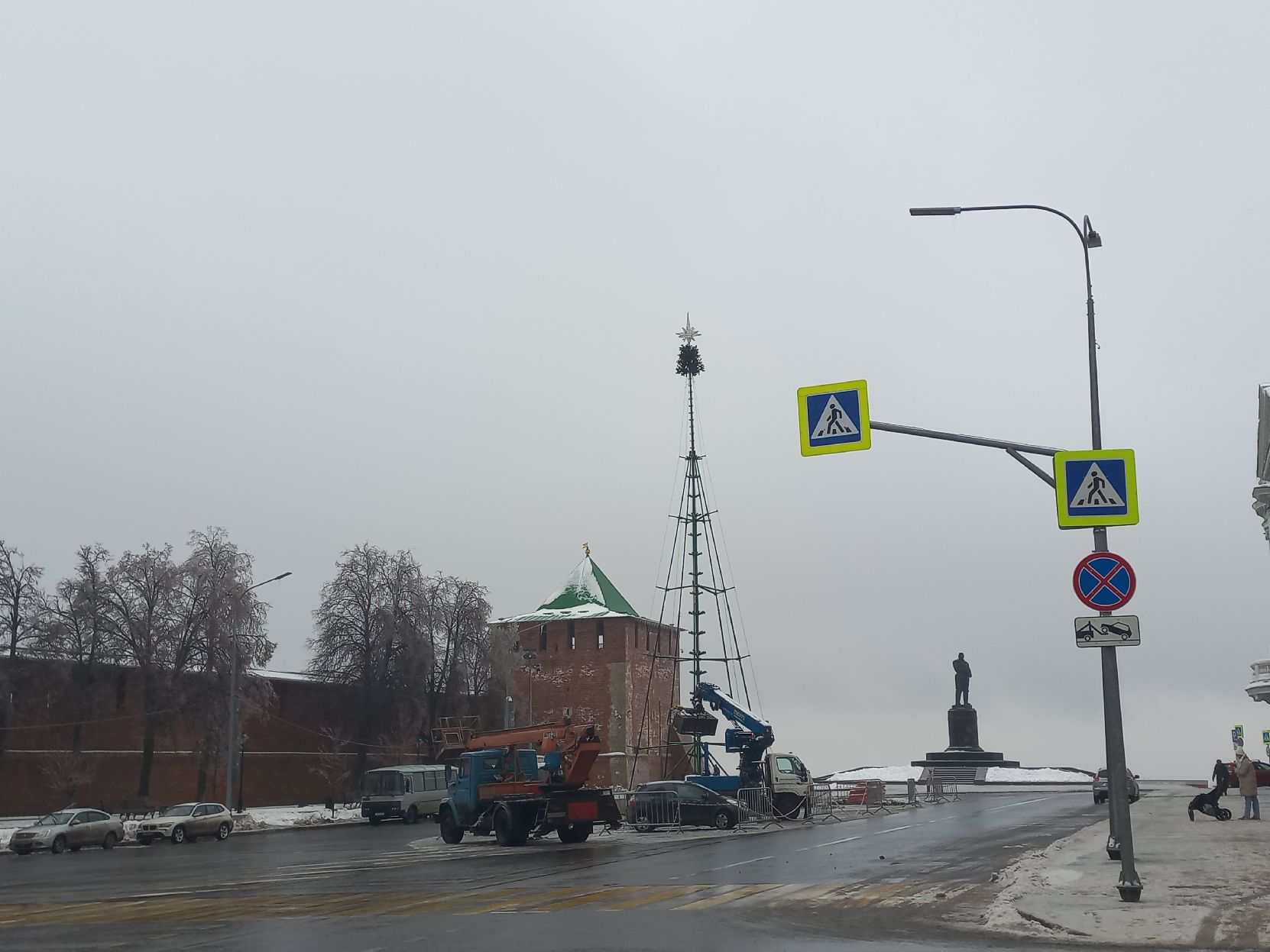 Главную новогоднюю ель начали устанавливать возле кремля в Нижнем Новгороде - фото 1