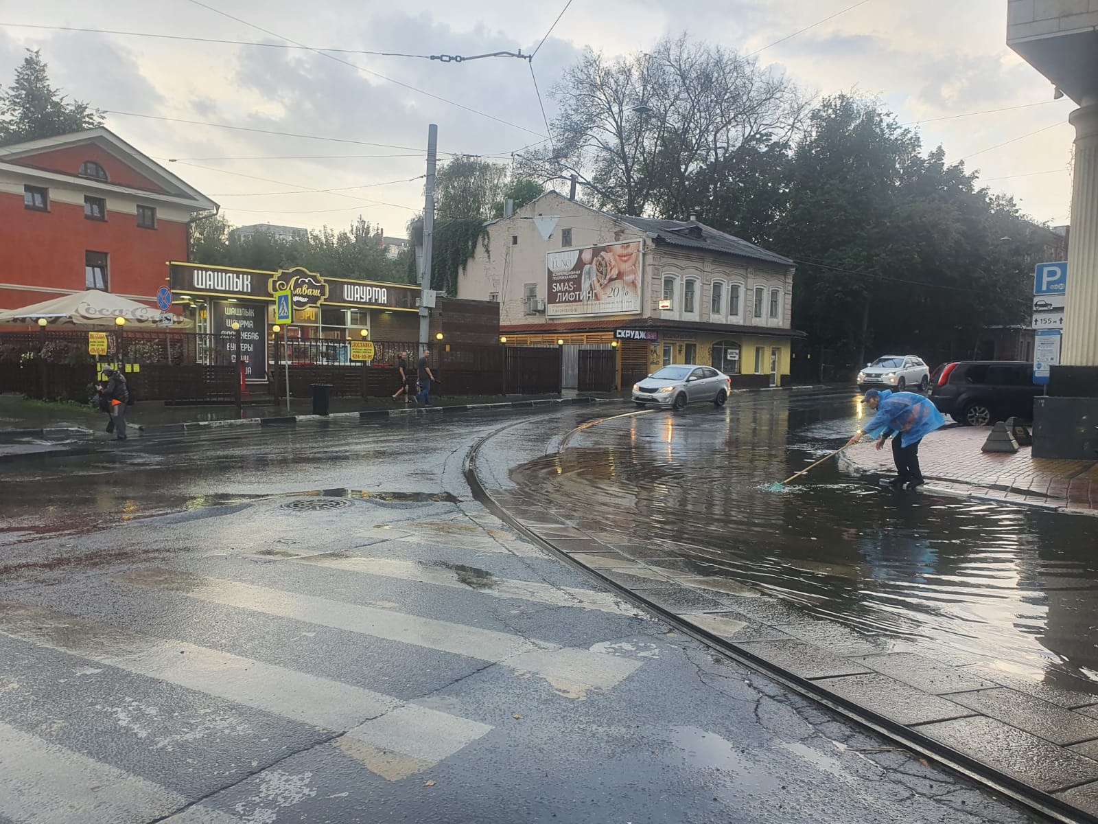 Водооткачивающая техника начала дежурство во всех районах Нижнего Новгорода из-за ливня - фото 1