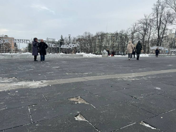 Плитка на площади Горького в центре Нижнего Новгорода снова начала разрушаться - фото 1