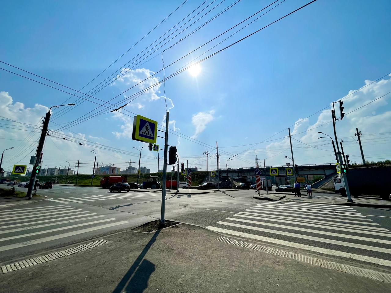 Светофоры и островки безопасности появились на перекрестке улиц Акимова и Пролетарской