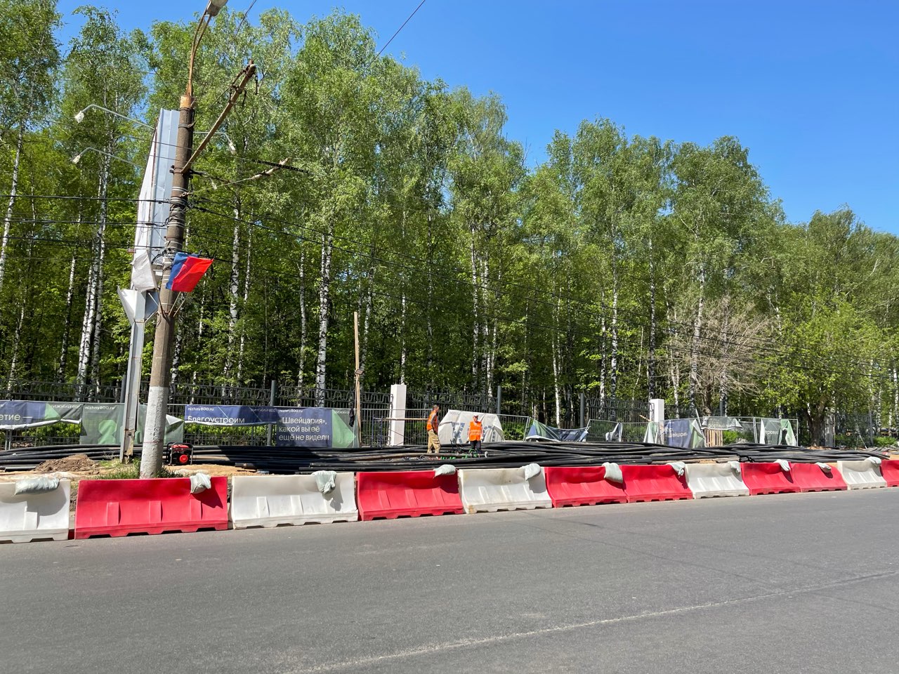 90 лавочек и 90 урн привезли в нижегородский парк «Швейцария»  - фото 1