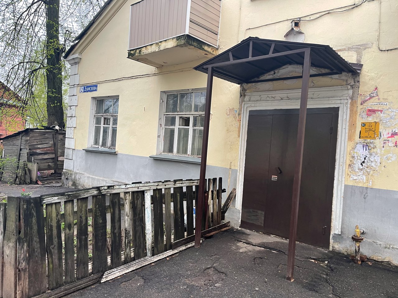 Подъезд многоквартирного дома в Дзержинске отремонтировали после жалоб жильцов в ГЖИ  - фото 1