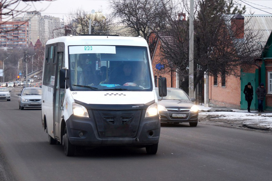 Жители Ростова попросили вернуть на маршрут №99 автобусы большой вместимости