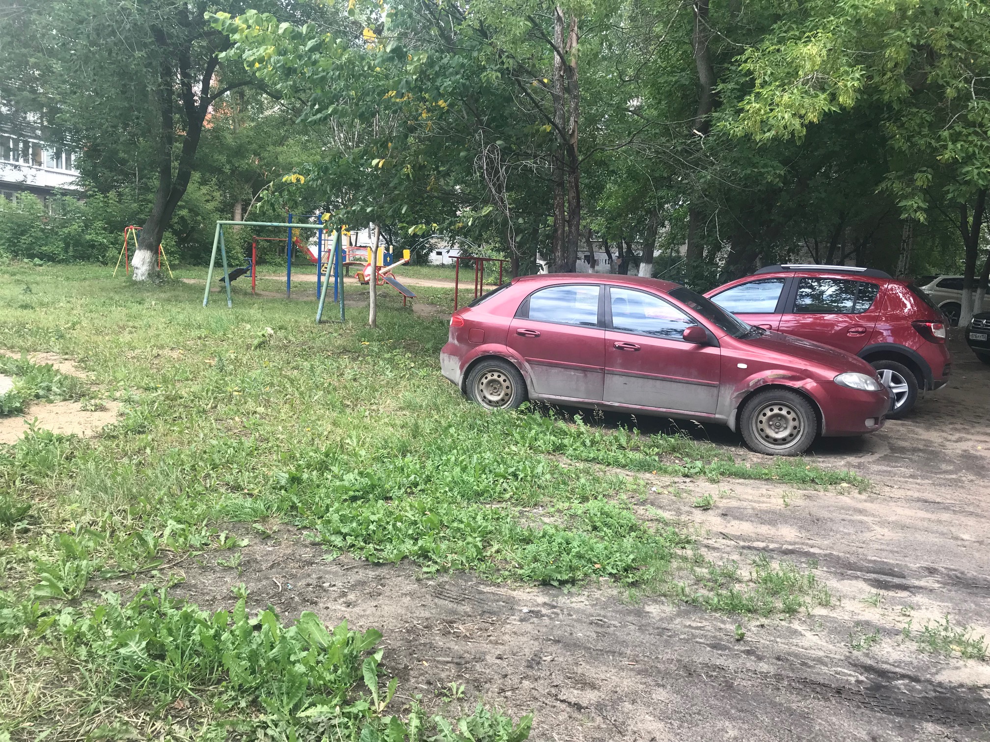 25 протоколов за парковку на газонах составили инспекторы АТИ в ходе рейда на улице Сурикова в Нижнем Новгороде - фото 2