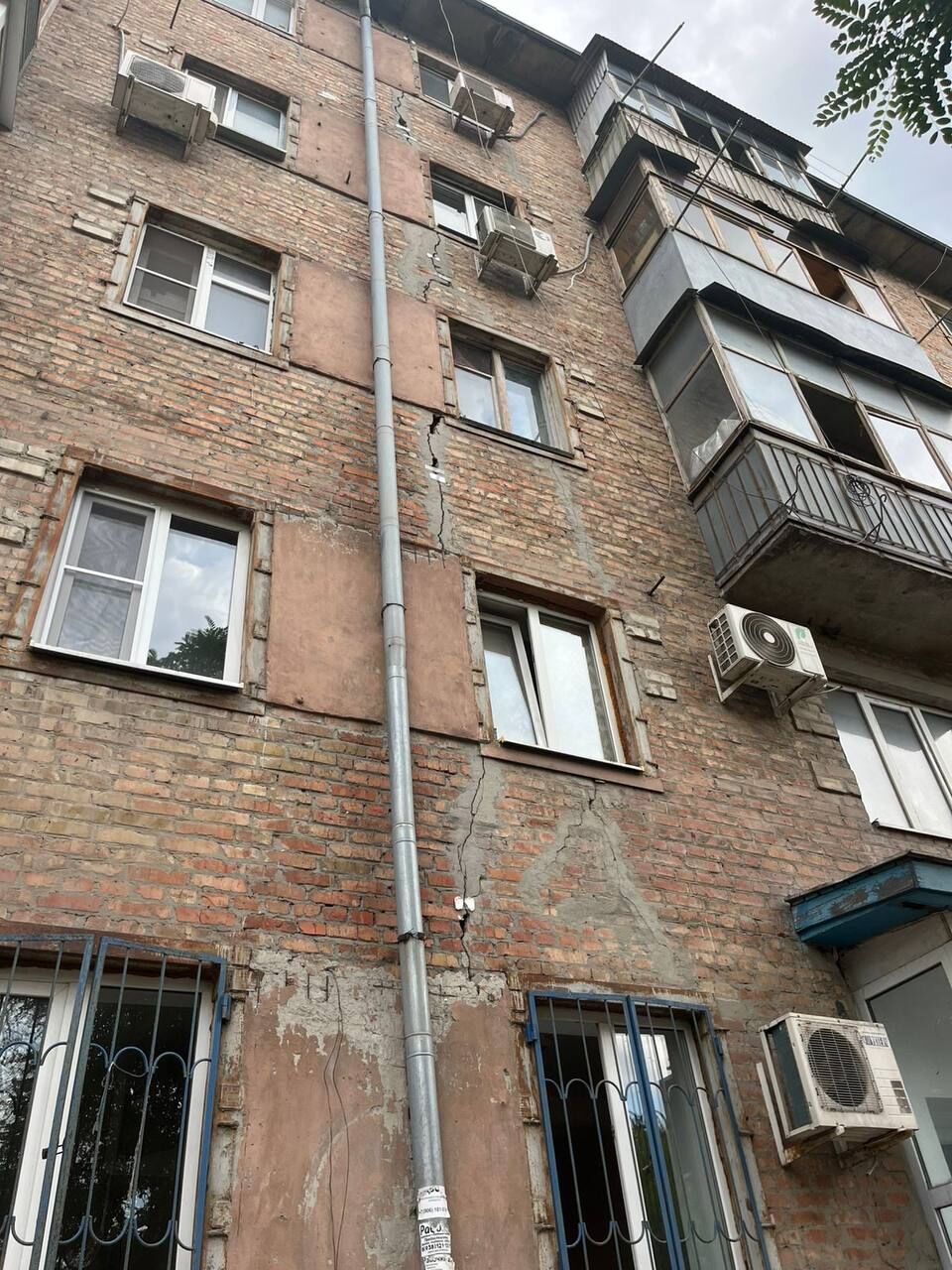 Замглавы Ростова по ЖКХ обсудил с жильцамии ситуацию вокруг аварийного дома по улице Щаденко - Фото 1