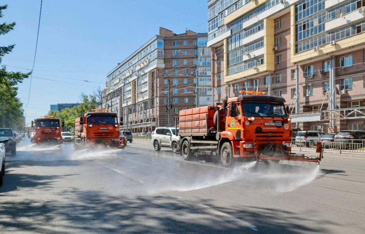 Дороги усиленно поливают в Нижнем Новгороде из-за аномальной жары - фото 1