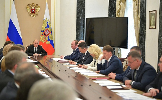 Избавиться от обманутых дольщиков за несколько лет требует Владимир Путин